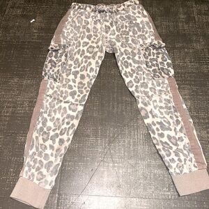 VINTAGE HAVANA Tan/Multi LEOPARD DRAWSTRING CARGO JOGGERS size small